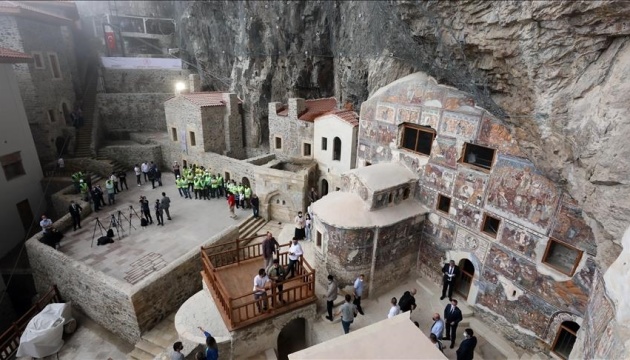 У Туреччині для відвідувачів відкрили унікальний монастир на горі