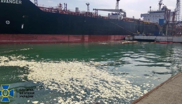Члену екіпажу судна, яке скинуло в море тонни пальмової олії, повідомили про підозру