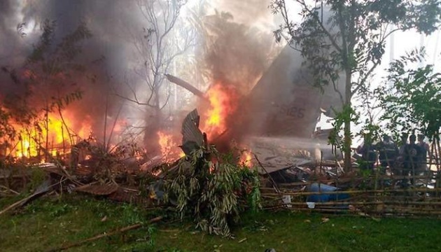 В аварії літака на Філіппінах загинули щонайменше 17 осіб, вже врятували 40