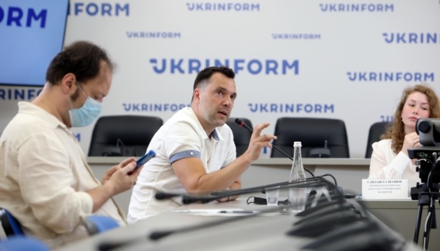 Арестович розповів, чому окупанти відмовляються від української гумдопомоги  