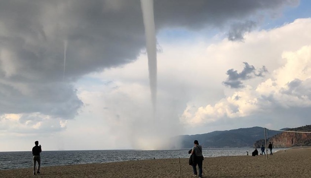 Торнадо у Чорному морі біля берегів Туреччини викликав паніку серед людей