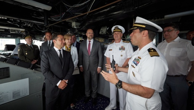 Zelensky habla con el comandante de la 6a Flota de la Armada de los EEUU a bordo el destructor Ross
