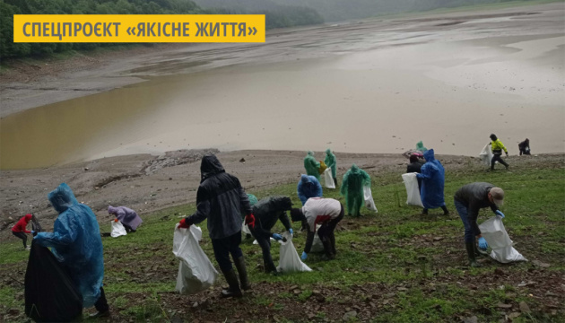 На Закарпатті влаштували масштабну акцію з прибирання берегів Карпатського моря