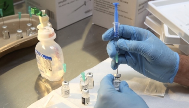 Pfizer dice que no hay vínculo entre su vacuna y la muerte de un ucraniano 