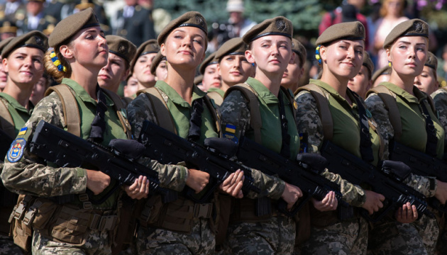 Nach Streit über Pumps bei Militärparade: Verteidigungsministerium kauft neue Schuhen für Soldatinnen