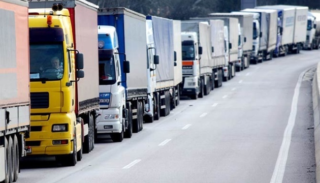 В'їзд вантажівок до Києва обмежують через спеку