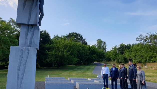 Українські дипломати у Варшаві вшанували пам'ять жертв Волинської трагедії