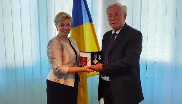 Посол України вручила орден угорському меценату, який організовує оздоровлення українських військових