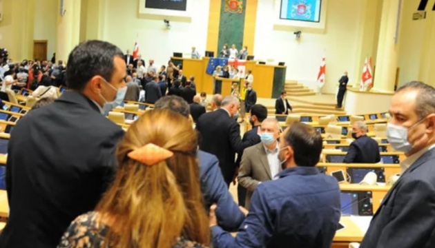 Журналісти і опозиція зірвали засідання парламенту Грузії