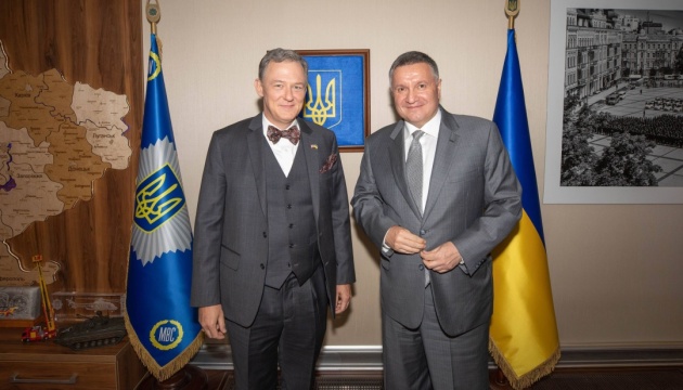 Avakov y Kent discuten la modernización del sistema hidrometeorológico de Ucrania 
