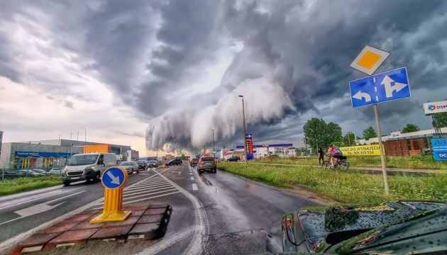 Евакуація людей і проблеми з транспортом: над Польщею пронеслися сильні буревії 
