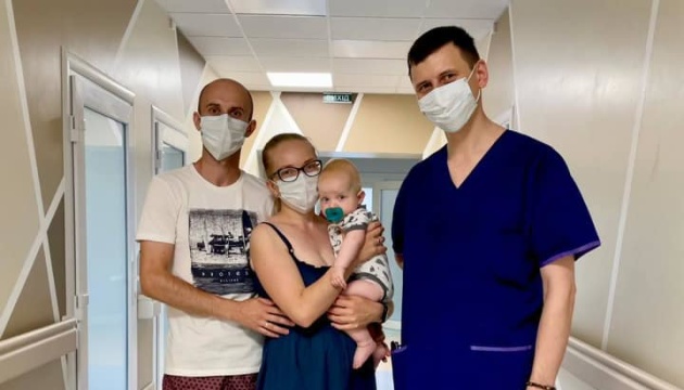 У Львові піврічній дитині зробили операцію на серці без жодного розрізу