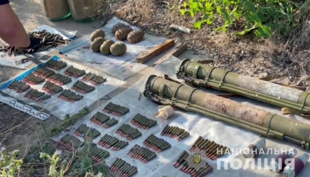 Біля траси Одеса - Київ виявили схрон з гранатометами та боєприпасами
