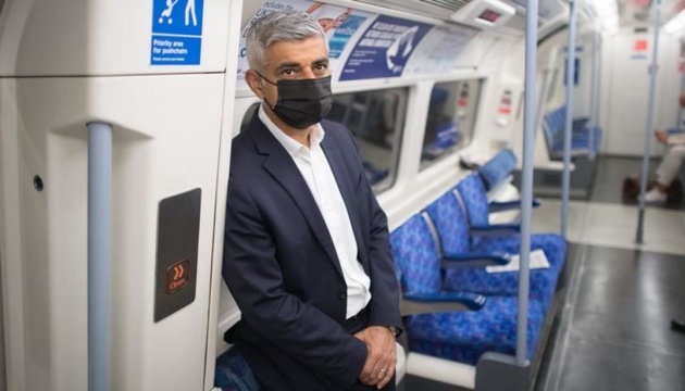 Лондон не скасовує обов’язкове носіння масок у транспорті