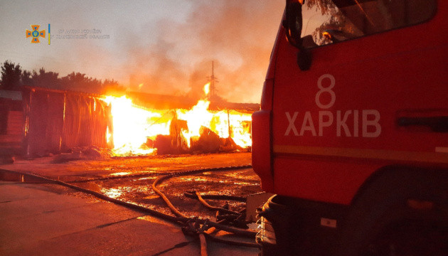 У Харкові з ночі ліквідують пожежу на складах з деревиною