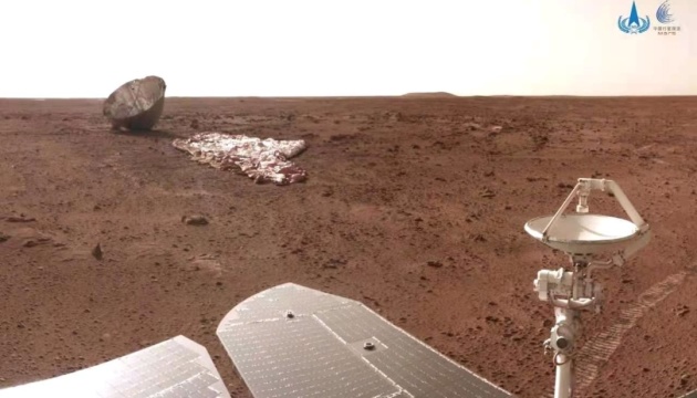 Китайський зонд показав, як сідав із парашутом на Марс
