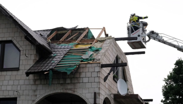 Буревій у Польщі зірвав сотні дахів, тисячі людей залишилися без світла