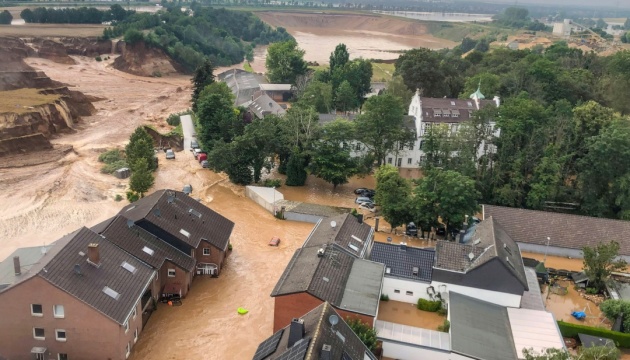 У Польщі вийшла з берегів річка і затопила трасу на Закопане