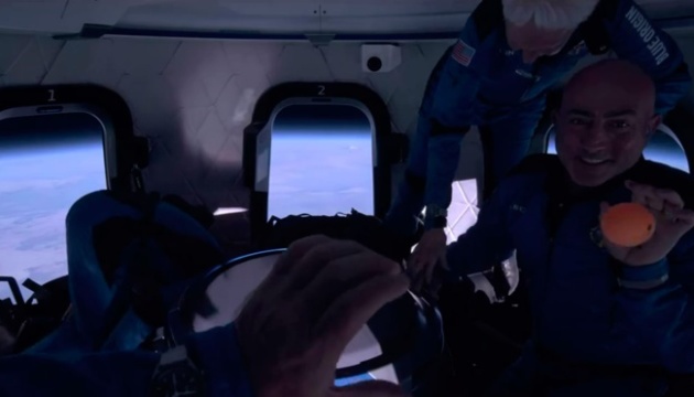 Безос показав, як космічні туристи розважалися у невагомості