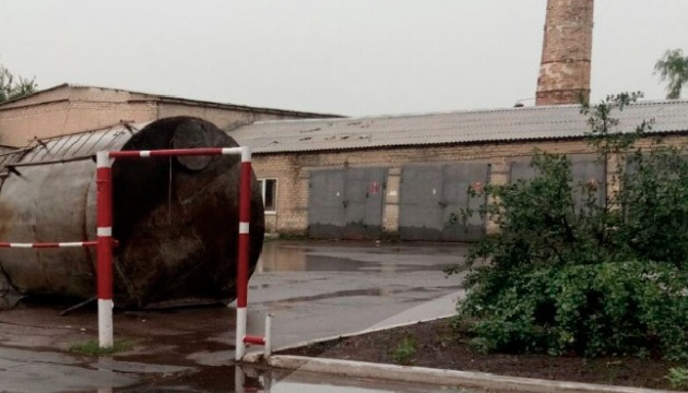 На Луганщині буревій повалив водонапірну башту і зірвав дах лікарні
