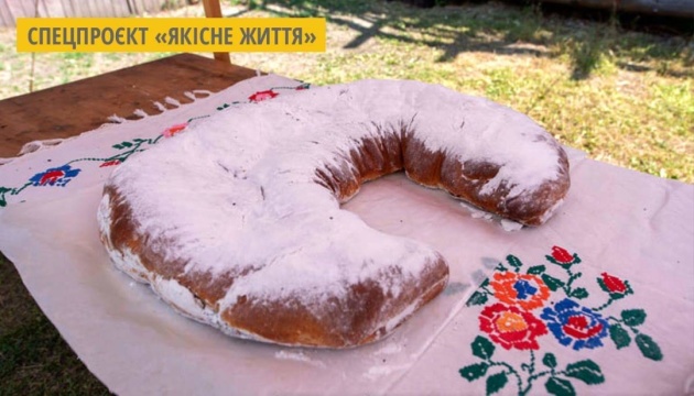 На Закарпатті кондитерка випекла гігантський кіфлик, який включили до рекордів України