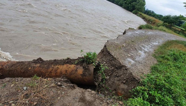 Негода на Прикарпатті: річка вийшла з берегів, зруйнувала берег та розмила дорогу