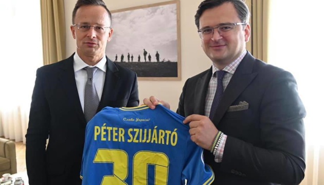 Kuleba regala a Szijjártó el uniforme de la selección de fútbol de Ucrania