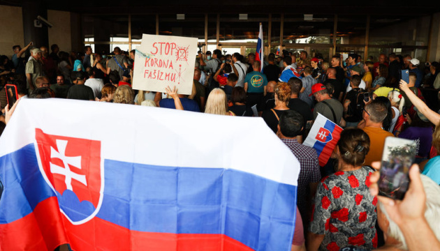 У Словаччині противники вакцинації намагалися штурмувати парламент