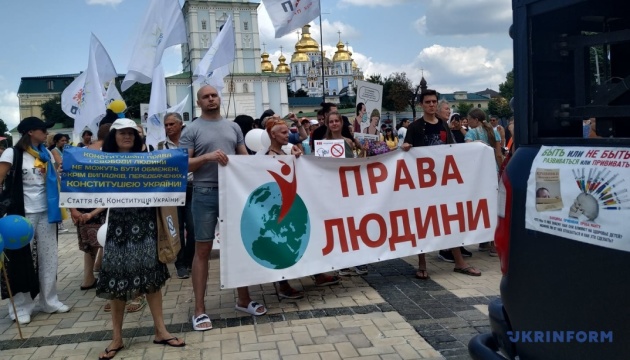 Без масок та дистанції: у Києві протестували через карантинні обмеження