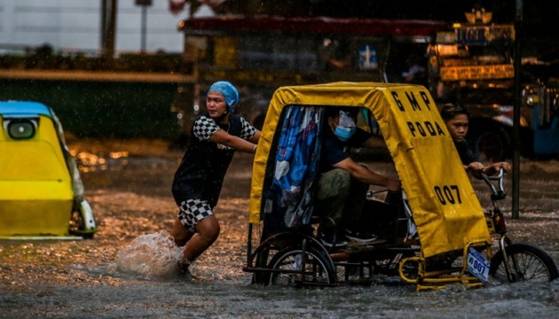 Потужні зливи затопили столицю Філіппін – евакуйовують тисячі жителів