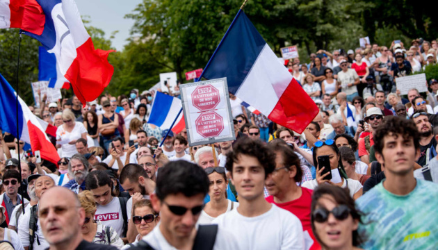 Під час мітингу проти COVID-паспортів у Франції затримали 16 людей