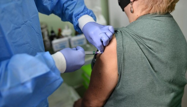 За минулу добу в Україні проти COVID-19 вакцинували майже 134 тисячі осіб