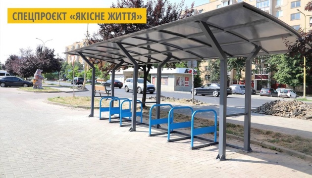 В Ужгороді встановили перші криті велопарковки 