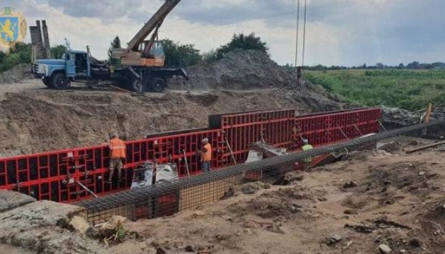 На Львівщині ремонтують міст на дорозі Пирятин – Гораєць
