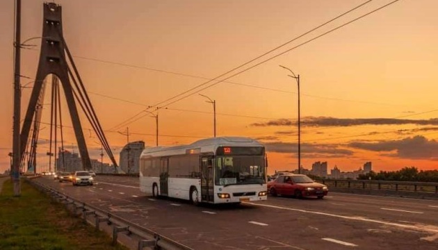 Громадський транспорт продовжить зупинятися під час тривог — влада Києва відповіла на петицію