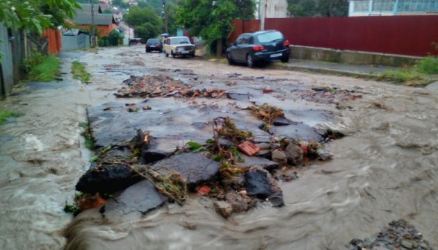 Чернівці раптово накрила злива – затоплені вулиці, повалені дерева