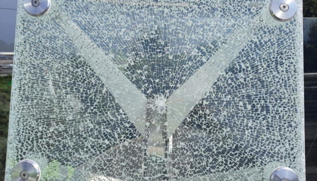 На «скляному» мості у столиці пошкодили інформаційні стенди