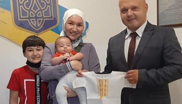 В Анкарі маленькі українці отримали вишиванки