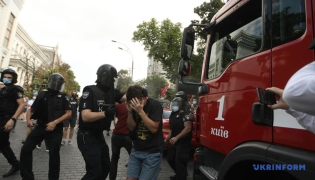 Полиция забирает в райотдел участников столкновений под ОП