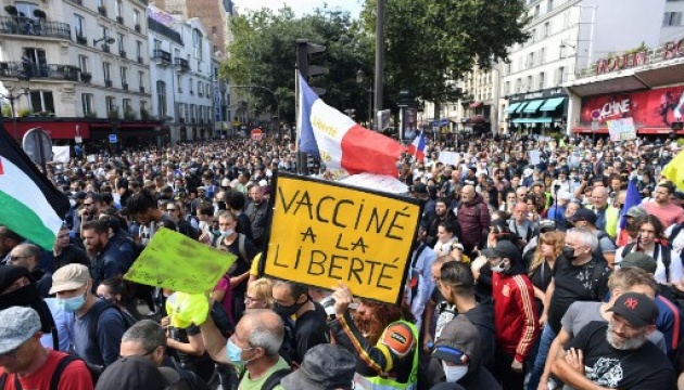Во Франции снова протестуют из-за «паспортов здоровья»