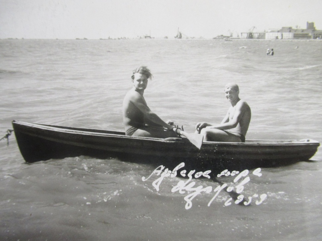 Анатолій Кулик зліва, справа - Олег Орач. Маріуполь, 1959
