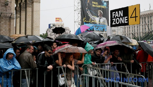 На фото: Незважаючи на дощ, глядачі займали місця на Майдані Незалежності за кілька годин до початку концерта Пола Маккартні. Київ, 14 червня 2008 року