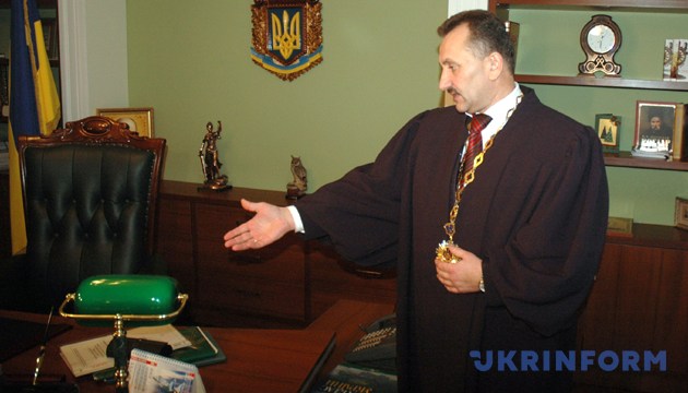 На фото: Ігор Зварич в своєму кабінеті розповідає про обставини свого затримання та обшук кабінету 9 грудня 2008 року в Львові