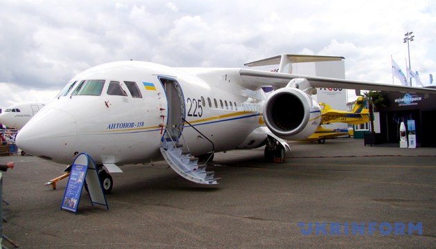 На фото: Літак українського виробництва Ан-158 на Міжнародному авіакосмічному салоні в Ле Бурже, Франція, 22 червня 2011 року. Фото: Укрінформ