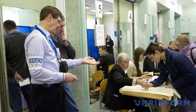 Спостерігач від ОБСЄ працює на одній із виборчих дільниць Києва, 28 жовтня 2012 року. Фото: Укрінформ