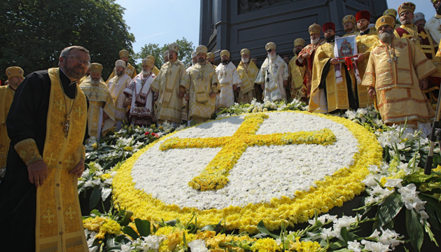 Священики біля пам’ятника князю Володимиру. Київ, 28 липня 2013 року. Фото: Укрінформ