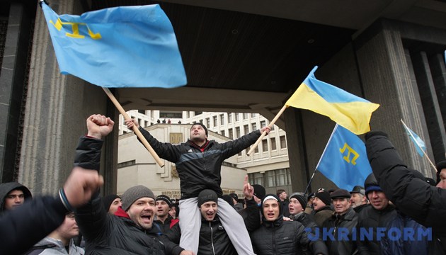 Учасники мітингу на підтримку територіальної цілісності України навпроти будівлі ВР АРК. Сімферополь, 26 лютого 2014 року