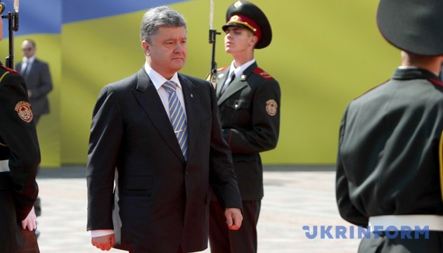 Петро Порошенко йде червоною доріжкою, де вишикувалася рота почесної варти. Київ, 7 червня 2014 року