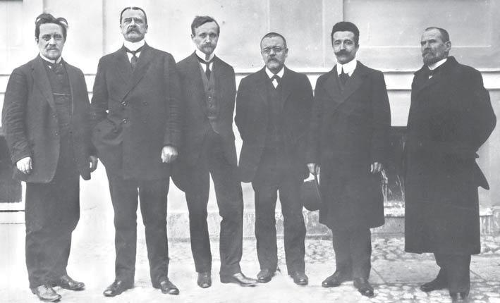 Самійло Дудін (третій справа) та інші співробітники Музею археології та етнографії, 1914