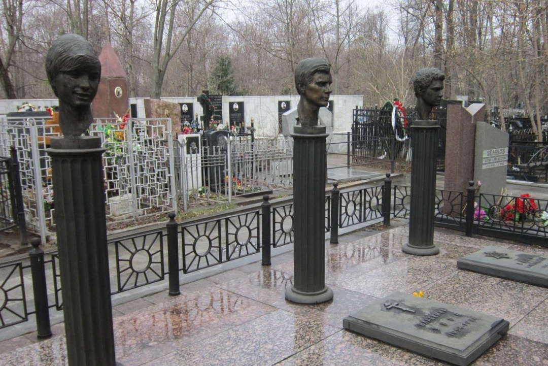 Надгробні пам'ятники Комарю, Усову та Кричевському на Ваганьковському кладовищі Москви